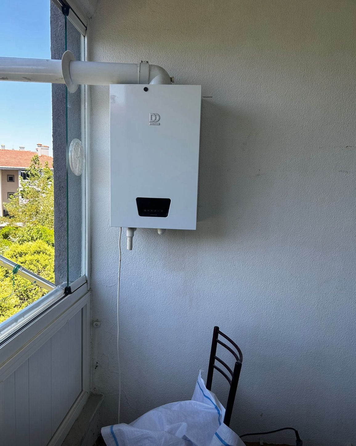 Yüzü görünen teknisyen kombi ve petek montajı yapıyor