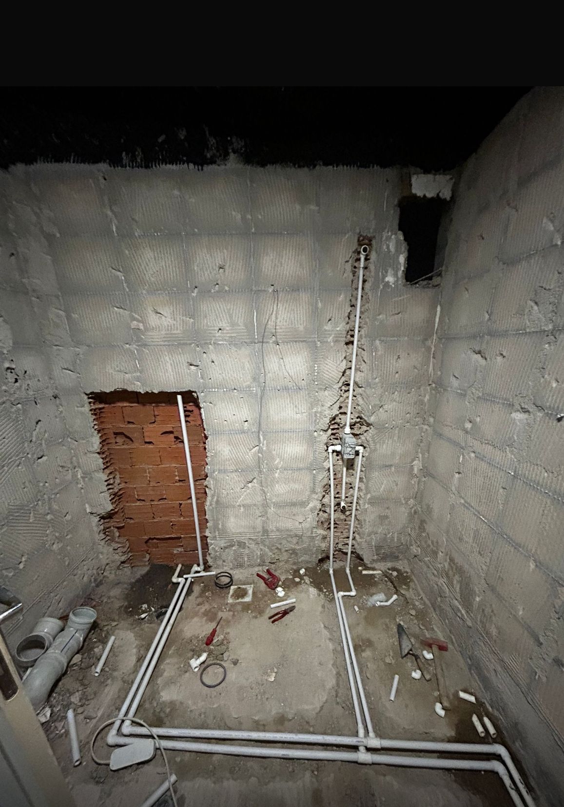 İnşaatta su tesisatı borularını döşeyen ekip