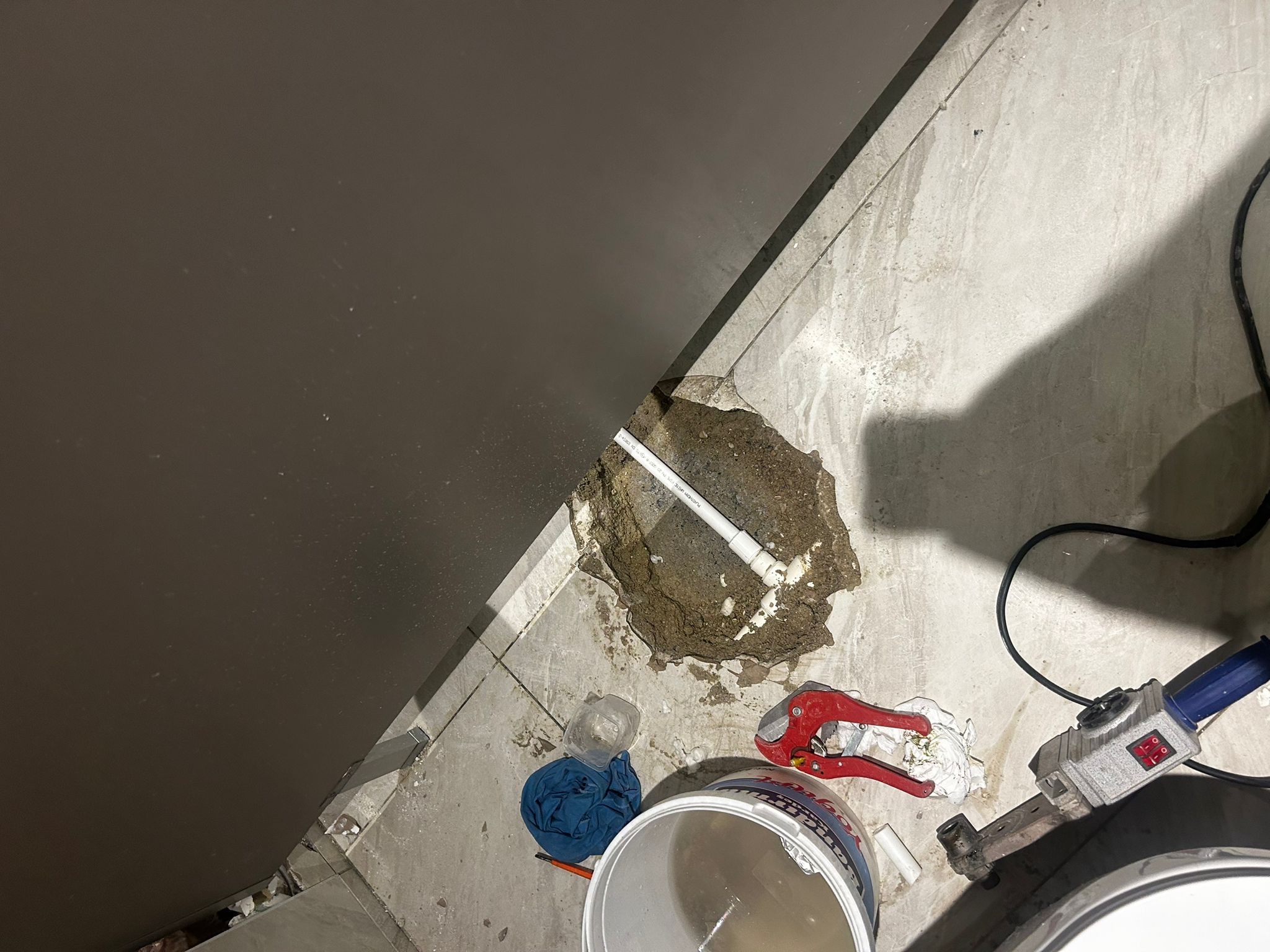 Mutfak lavabosu altında kaçak onarımı yapan usta